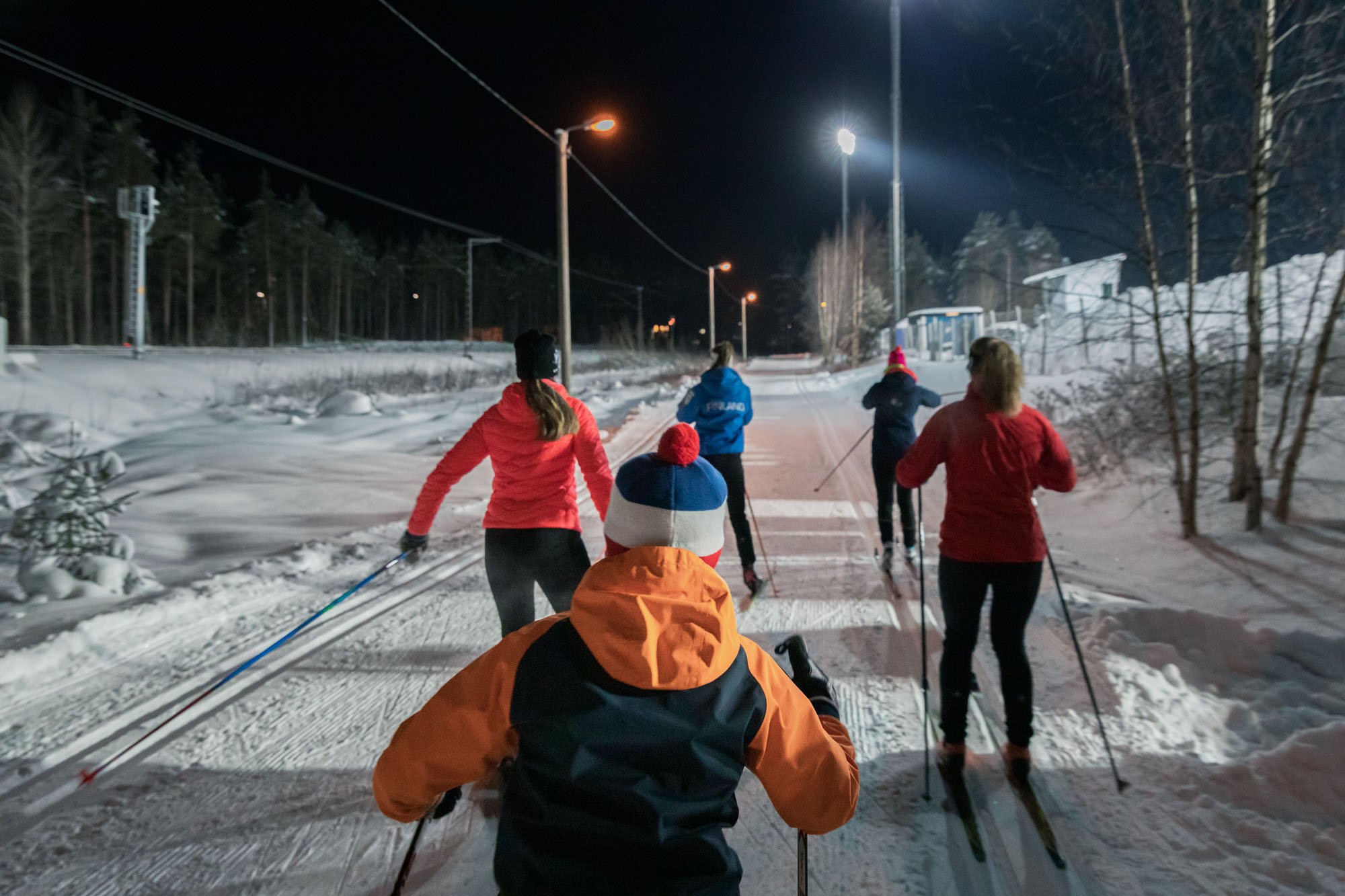 Viisi hiihtäjää Kisapuiston laduilla.
